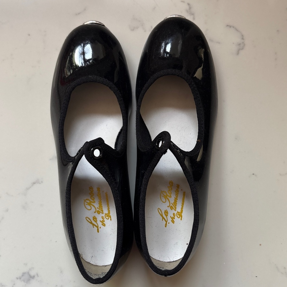 Girls patent black tap shoes